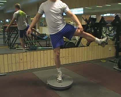 Övning 521: Sidobenlyft på bosuboll